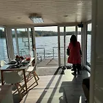Hausboot Kitilou بوتيل Flessenow