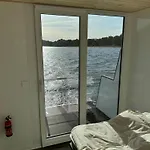 بوتيل Hausboot Kitilou Flessenow