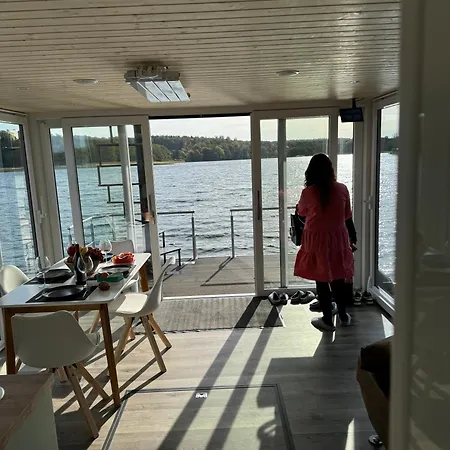 Hausboot Kitilou بوتيل Flessenow