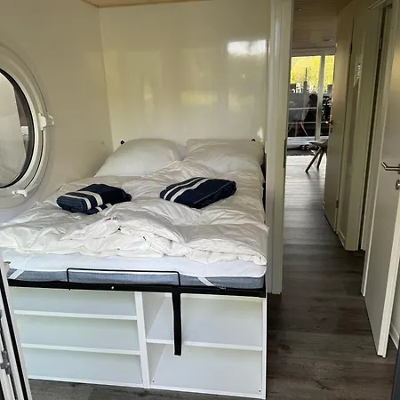 Hausboot Kitilou بوتيل Flessenow